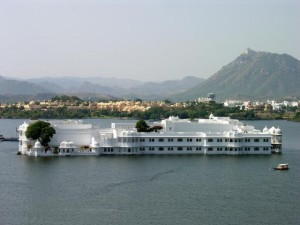 lake_palace_udaipur.preview.jpg (easytoursofindia.com)