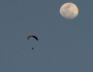 Paragliding-Fly-To-Moon