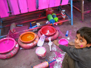 Manja (the string with which kite is flown) Maker, Meena Kadri - http://www.flickr.com/photos/meanestindian/357930034/