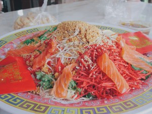 Chinese Prosperity Food with Salmon Photography: ProjectManhattan (Own work) [CC BY-SA 3.0], via Wikimedia Commons
