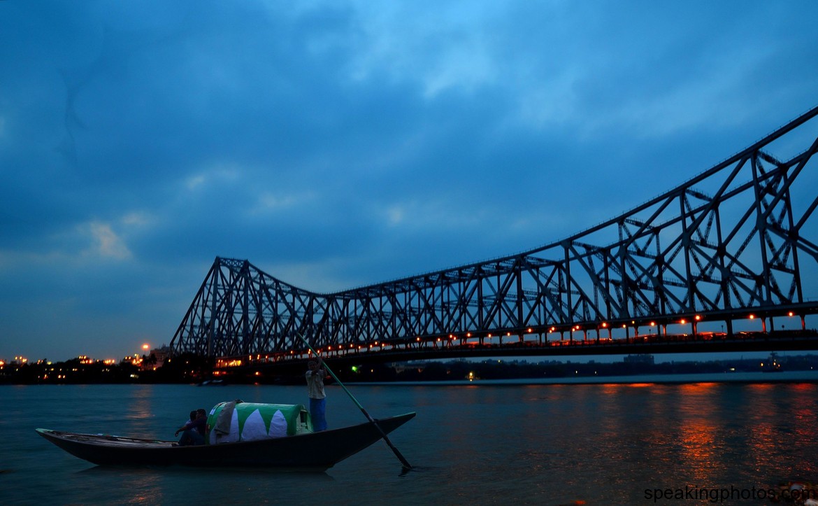 Howrah bridge, Kolkata- Street shoppers in Kolkata