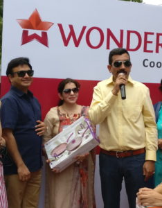 Ravi Saxena with Winner Reena Arora and Chef Sanjeev Kapoor at Gurugram