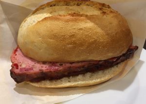 Fleischkäse/Leberkäse im Brötchen, German street food