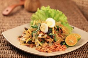 Mixed rice paper salad, street food Vietnam
