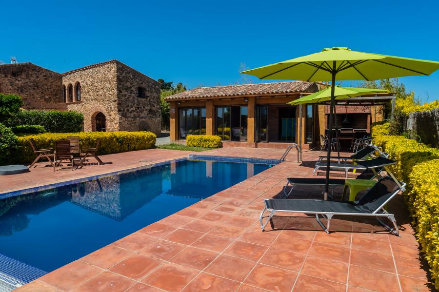 ambiguous photographs of rental